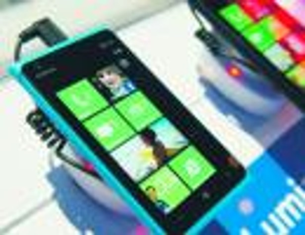 Nokia zaprezentowała na targach model Lumia 900 Bloomberg