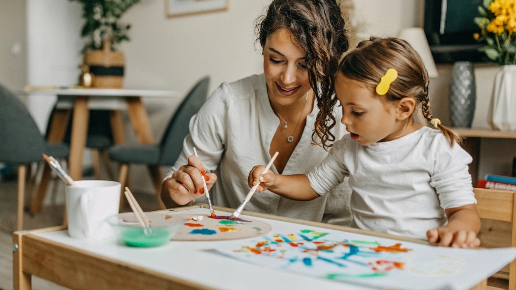 Jedna z najlepších vecí, aké môžete urobiť, v snahe podporiť svoje dieťa v kreslení a vyjadrovaní samého seba cez kresby, je sadnúť si a kresliť s ním, alebo sa s ním počas kreslenia rozprávať