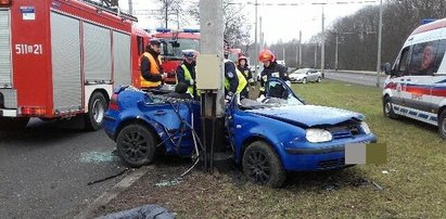 Auto wbiło się w słup! W środku kobieta i dziecko!