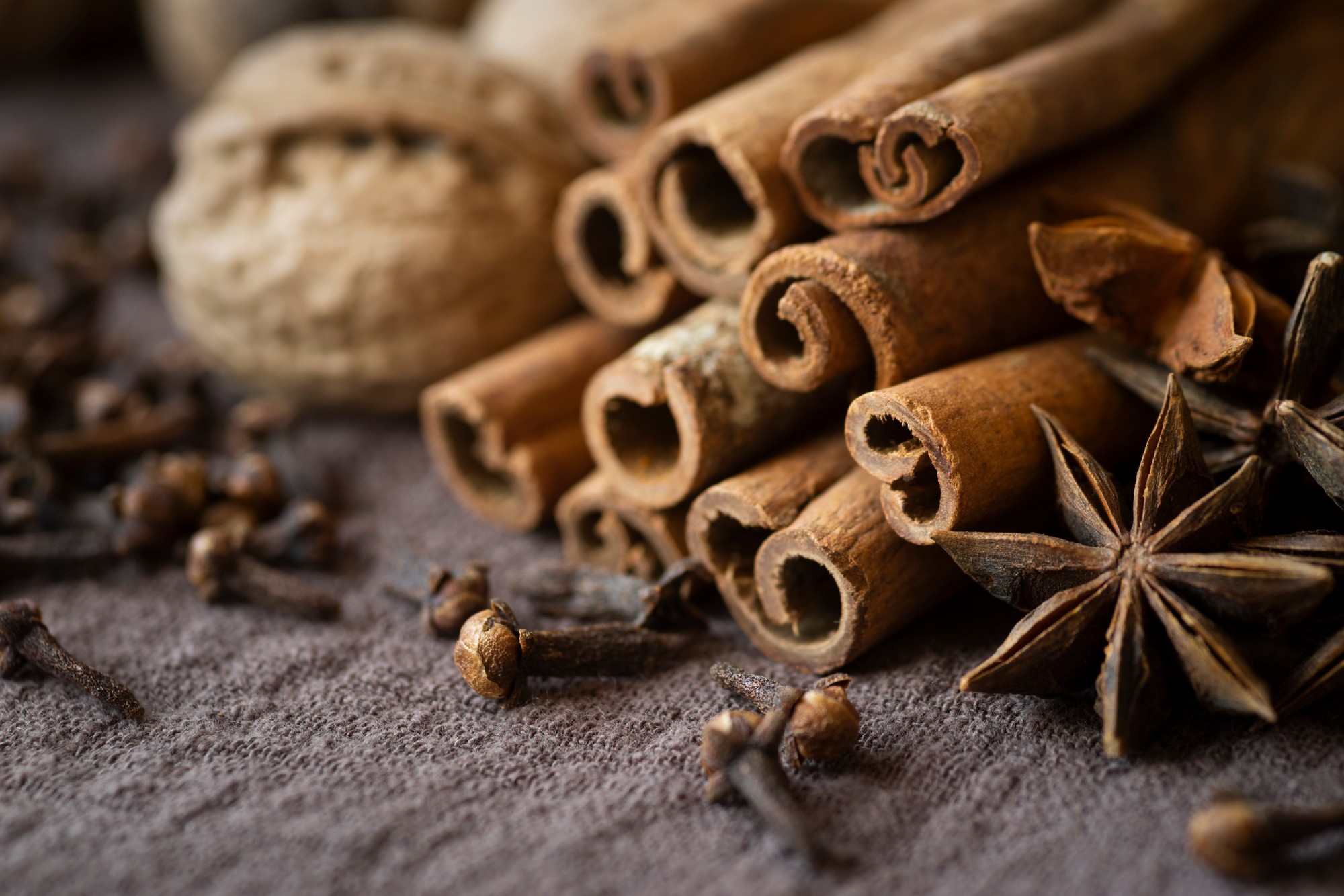 Škorica, koriander aj klinčeky patria medzi aromatické koreniny, ktoré môžu podporovať trávenie a zároveň dodajú jedlám výraznú chuť a vôňu.