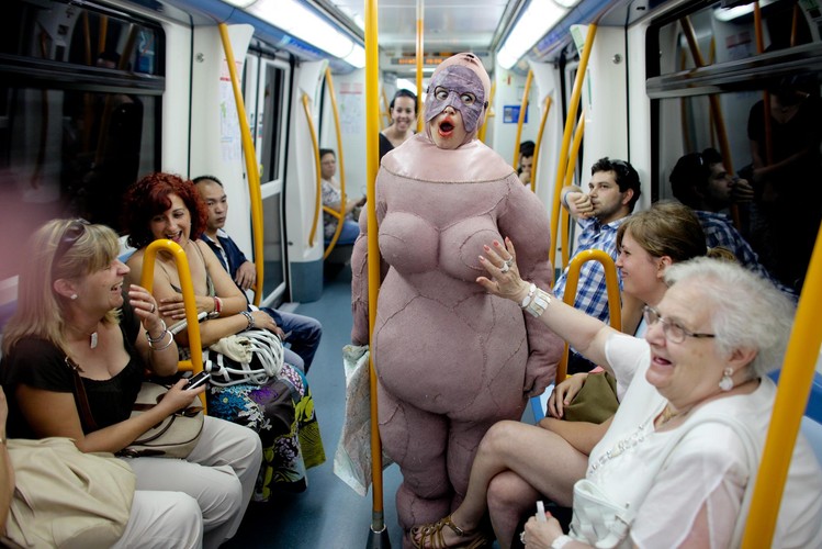 Aktorka Teatru Biuro Podróży, Agata Elsner, zachęca mieszkańców Madrytu do przyjścia na plenerowy spektakl „Planeta Lem