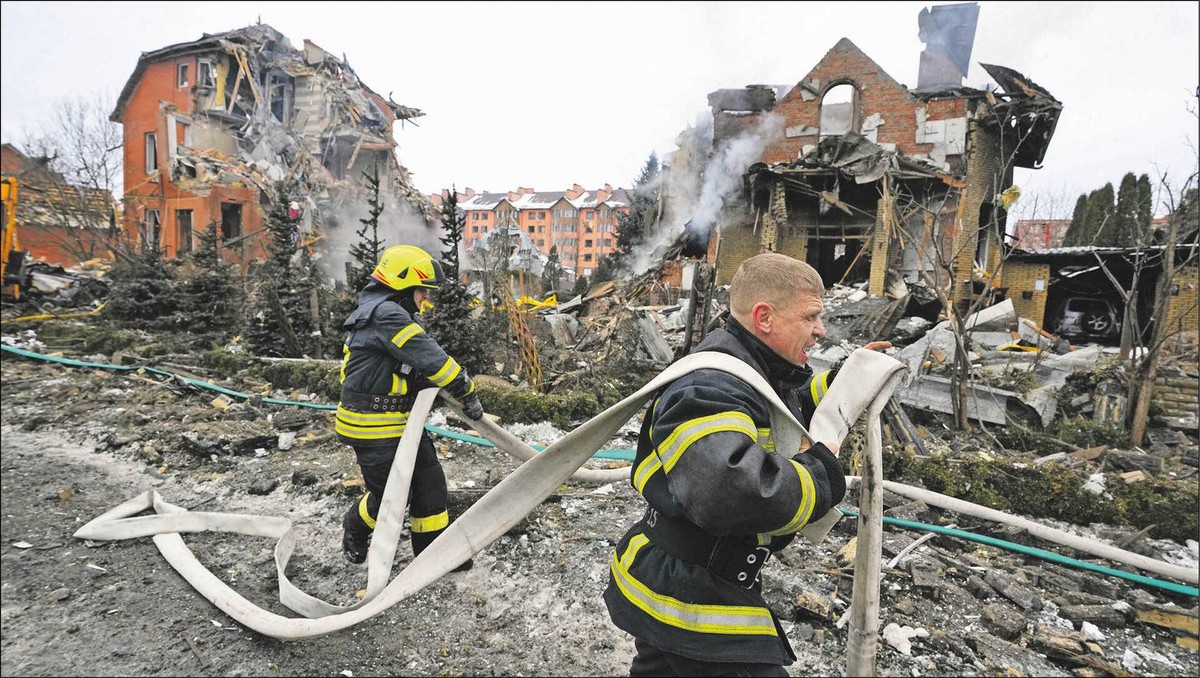 Strażacy likwidują skutki kolejnego rosyjskiego ataku na Kijów, 22 lutego 2026 r.