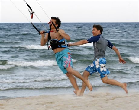gdansk -Posel Krzysztof Bosak spedzil wekweend we Wladyslawowie z bratem Markiem -Marek uczyl brata Krzysztofa kiteserfingunz Krzysztof Bosak 25l Marek Bosak 19-08-2007foto Katarzyna Naworska