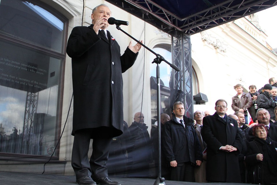 Jarosław Kaczyński przemawiający przed Pałacem Prezydenckim, fot. Iza Procyk-Lewandowska