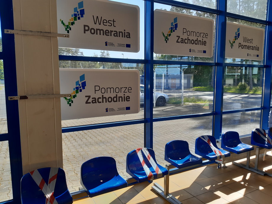 W Szczecinie-Goleniowie krzesła w poczekalni oznaczono czerwono-białą taśmą. Wolne ma być co drugie miejsce