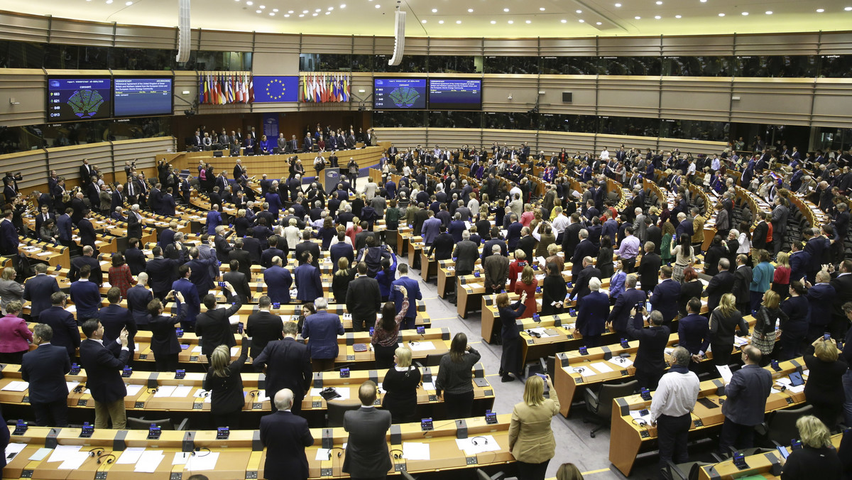 Radosław Sikorski, Marek Belka i Jacek Saryusz-Wolski zagłosowali przeciwko umowie o wyjściu Wielkiej Brytanii z Unii Europejskiej. Włodzimierz Cimoszewicz wstrzymał się od głosu. W głosowaniu w PE 621 europosłów było za, 49 przeciw, a 13 wstrzymało się od głosu.