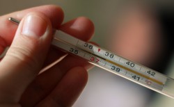 Utrzymująca się gorączka może być objawem białaczki. Konieczna morfologia krwi