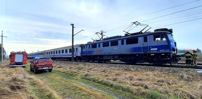 Pasażerowie utknęli w pociągu. Skok na kamienie nie wchodził w grę! Ewakuacja pod Kielcami