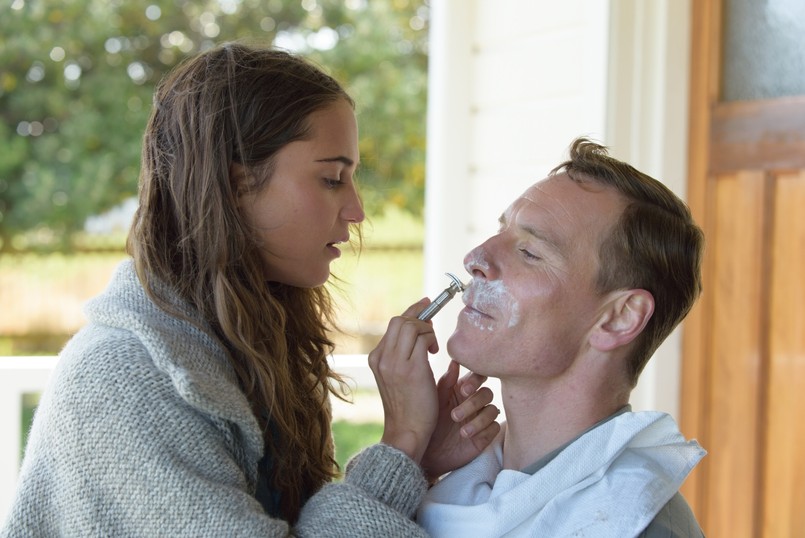 Fassbender, Vikander oraz Reisz w dramacie "Światło między ocenami" [GALERIA]