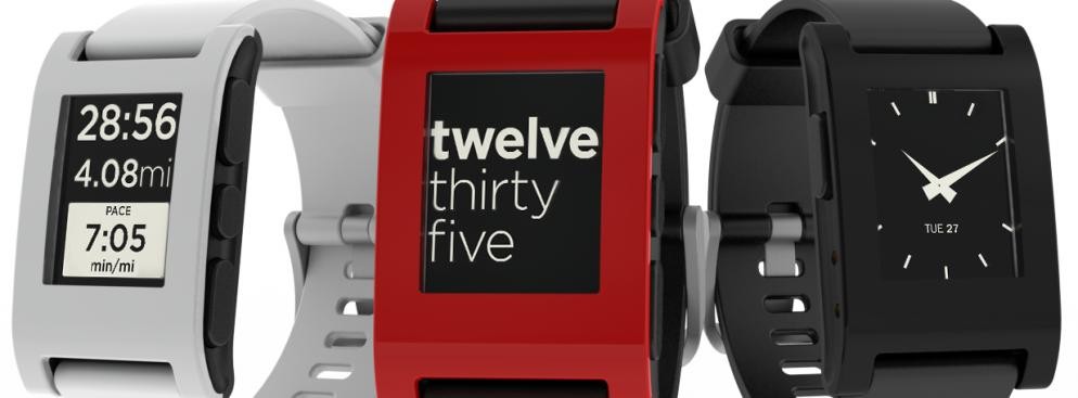 <b>Pebble Watch</b>
<br>
Największą zaletą Pebble Watch jest wyświetlacz typu e-ink, który spotykamy w czytnikach e-booków. Wydłuża on znaczenie czas pracy zegarka. Pebble Watch umożliwia nam łączenie się zarówno ze smartfonami wyposażonymi w system Android, jak i iPhone'ami. Co ciekawe, produkcja zegarka została sfinansowana przez użytkowników portalu kickstarter.com, którzy zebrali na ten cel ponad 10 milionów dolarów.
<br><br>
(fot. www.getpebble.com)