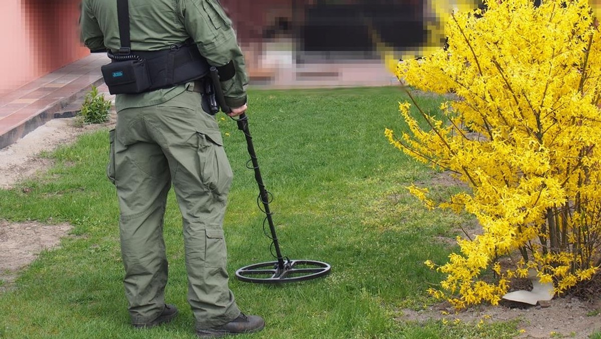 Policjanci przekopali ziemię obok domu przebywającego w areszcie mieszkańca powiatu lipnowskiego. Znaleźli tam środki odurzające i sporo amunicji. Sprawa handlarzy narkotyków ze wschodniej części Kujawsko-Pomorskiego jest coraz bliższa wyjaśnienia.