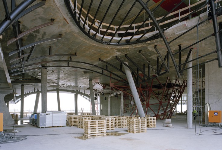 Budowę filharmonii czasowo zawieszono w listopadzie 2011 roku. Budowa Elbphilharmonie w Hamburgu, plaza, maj 2010. Zdjęcie: © Oliver Heissner