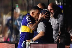 Tevez pocałował w usta... Maradonę. Boca Juniors po raz 34. mistrzem Argentyny