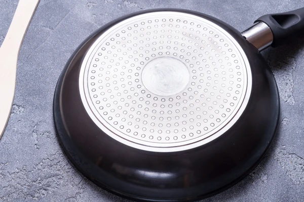 Metoda DVE ČAŠE čisti posuđe bez hemikalija i žičanih sunđera: Šerpe i tiganji biće kao da su juče kupljeni, ZAGORELA MASNOĆA spada k'o od šale 