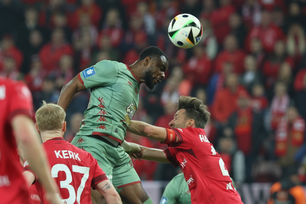 Piłkarz Widzewa Łódź Marek Hanousek (P) i Afimico Pululu (C) z Jagiellonii Białystok podczas meczu Ekstraklasy