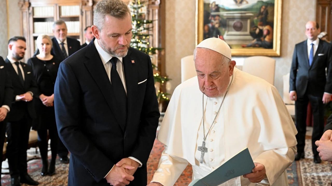 Prezident SR Peter Pellegrini a pápež František počas súkromnej audiencie vo Vatikáne v decembri 2024.