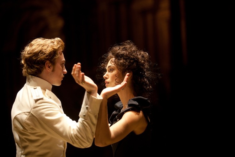 Keira Knightley i Aaron Taylor-Johnson w filmie 'Anna Karenina'