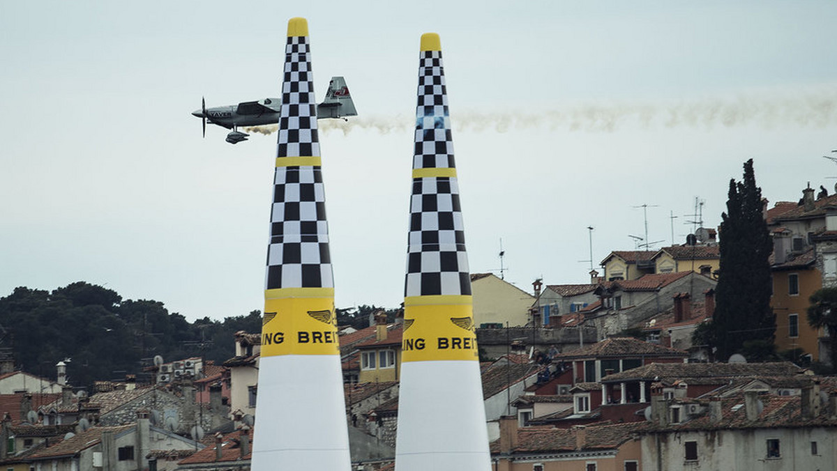 Rywalizacja w Red Bull Air Race w Rovinj stała się jeszcze bardziej zacięta po emocjonującej rundzie kwalifikacyjnej. Najszybszy był Hannes Arch. Austriak udowodnił, że ryzyko jest niezbędne, jeśli chce się wygrywać na tak trudnym torze, jak ten w Chorwacji.