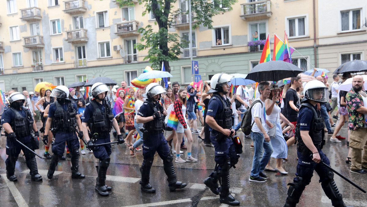 II Marsz Równości, który przeszedł w niedzielę przez Częstochowę, zakończył się u podnóża Jasnej Góry. Legalny marsz był zakłócany przez kontrmanifestantów, rekrutujących się m.in. ze środowiska kibiców, którzy nie mieli zgody władz miasta na manifestację.