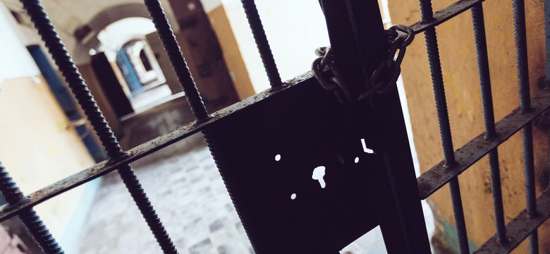 Pod wpływem alkoholu poparzyła suszarką i wyniosła na dwór nagiego niemowlaka. Dziecko jest w stanie ciężkim, 56-latka trafiła za kratki