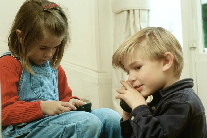 Deca danas znaju da barataju telefonima i pre nego što progovore! 