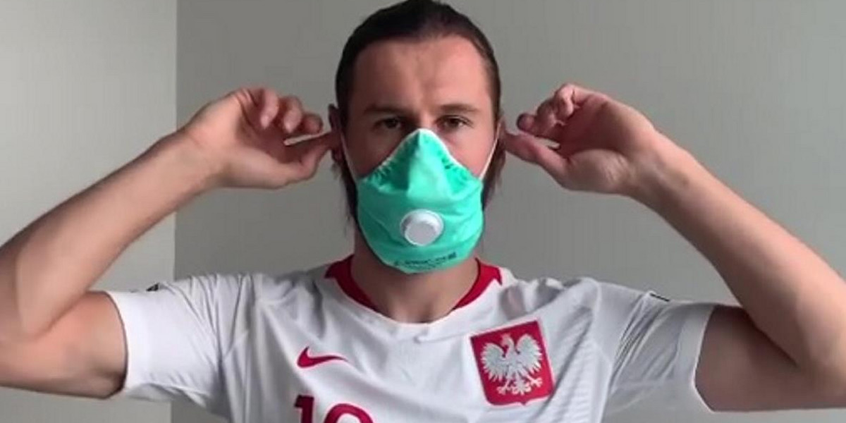 Krychowiak pokazał, jak zdjąć rękawiczki i maseczkę 