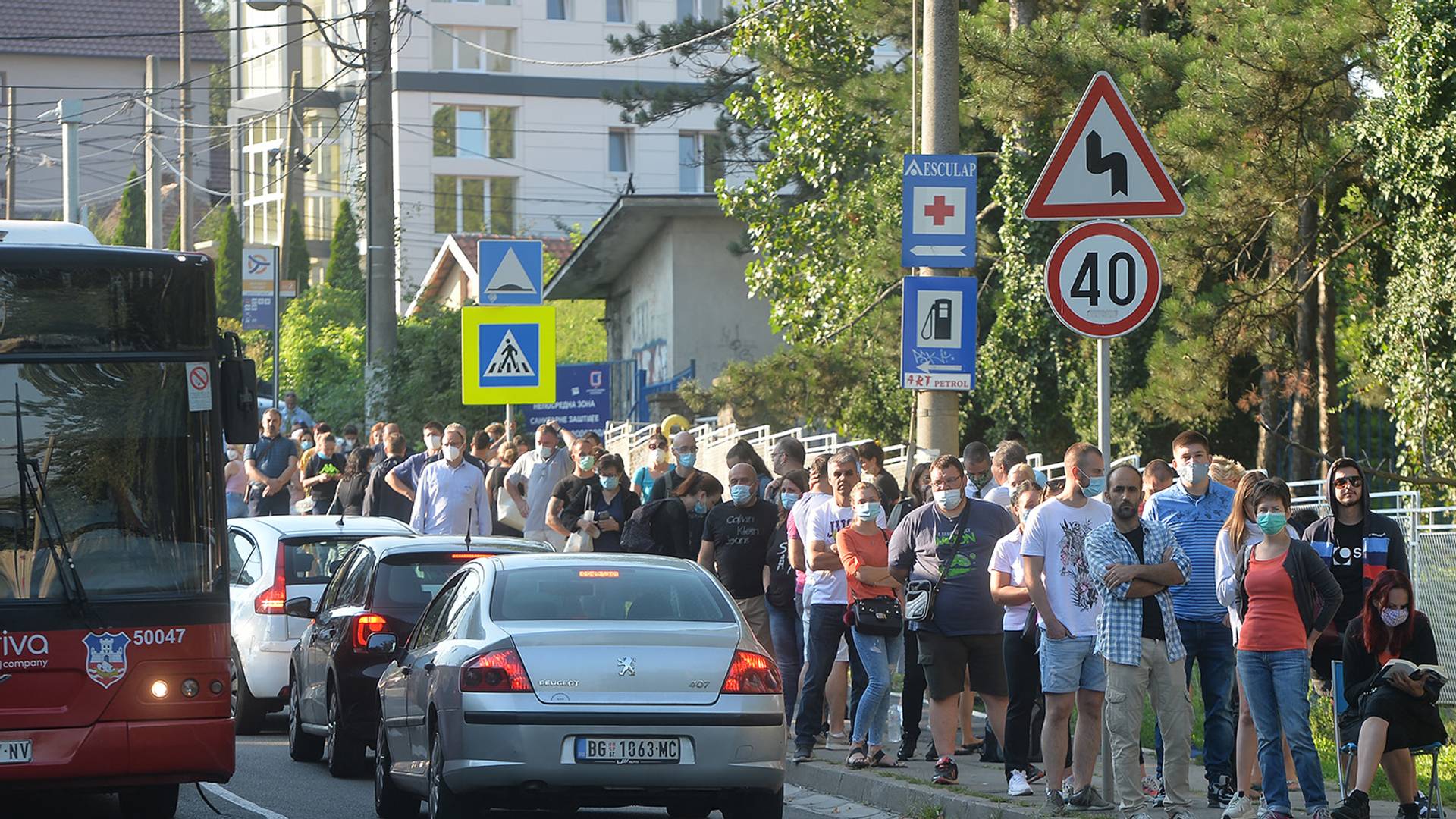 Ogromna gužva ispred Torlaka još od 4 jutros: Stižu i iz inostranstva jer se rezultati testa dobijaju istog dana