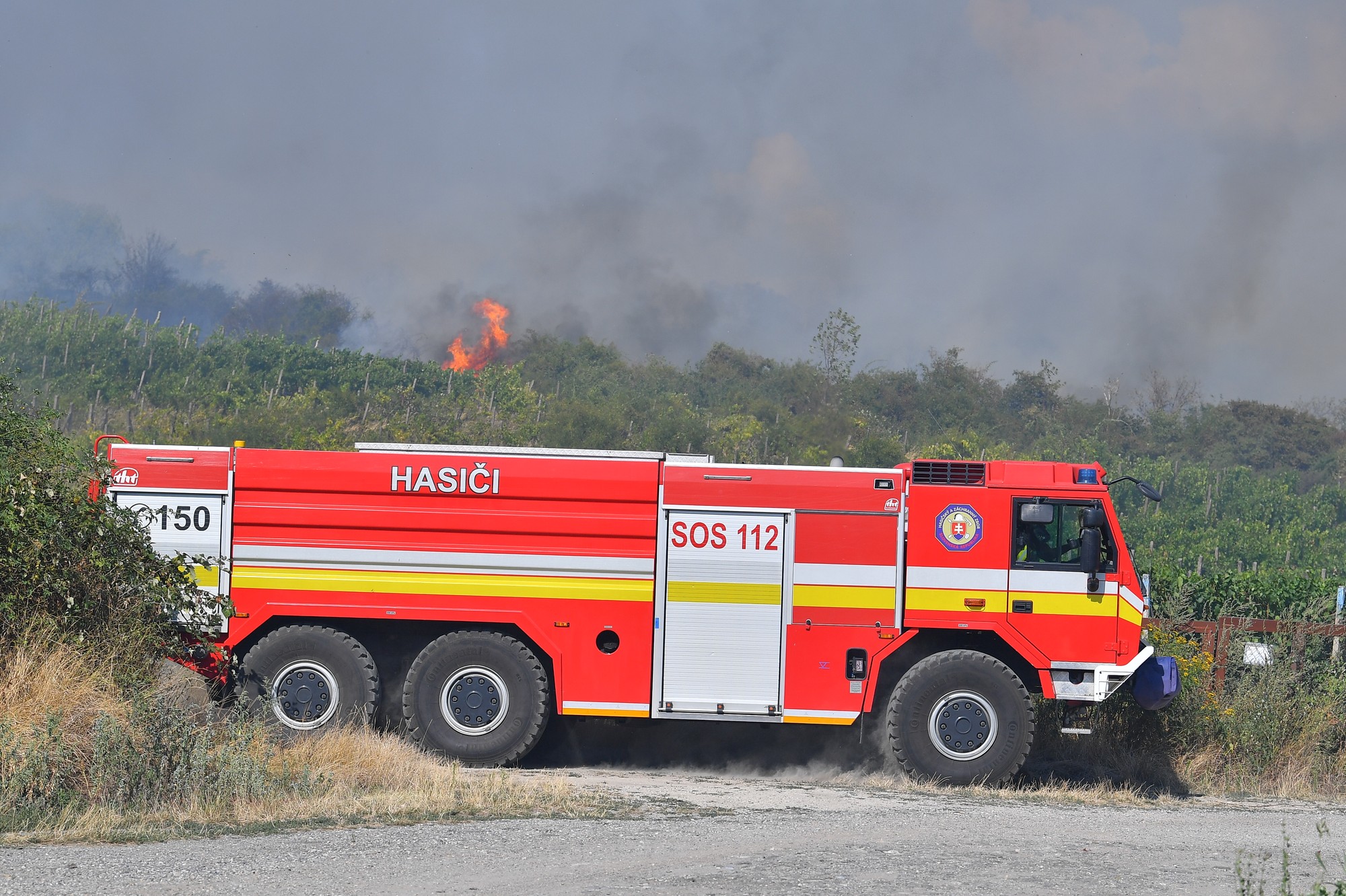 Pri hasení pomáhajú aj hasiči z obce Malinovo, z Trnavského kraja a dobrovoľní hasiči.