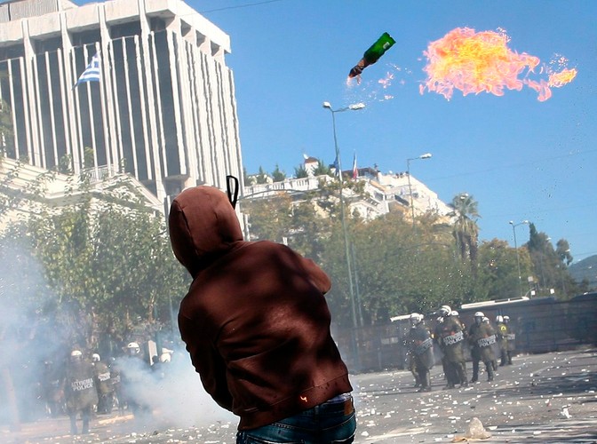 Demostrant rzucający koktajlem Mołotowa