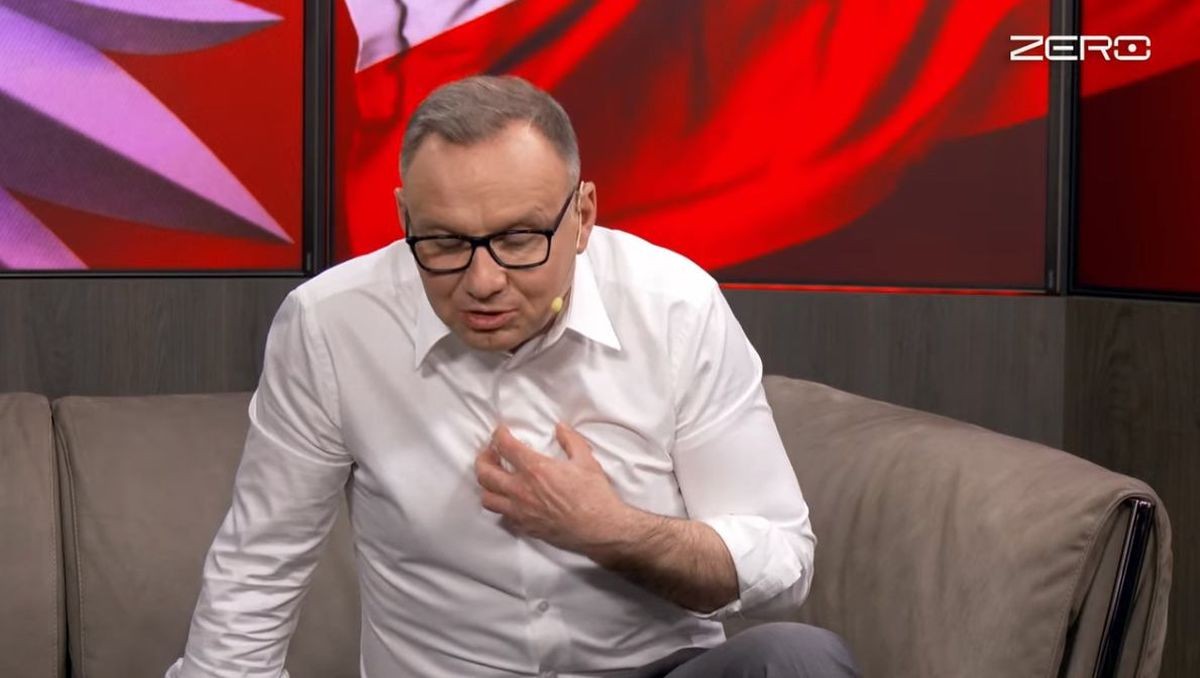 Prezydent Andrzej Duda siedzi na kanapie podczas wywiadu w Kanale Zero
