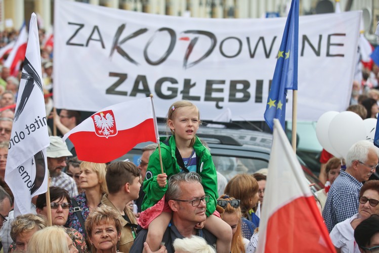 Uczestnicy marszu KOD w Warszawie. Marsz, pod hasłem 