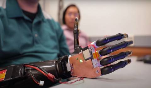 Naukowcy pracują nad robotyczną ręką sterowaną umysłem z pomocą SI