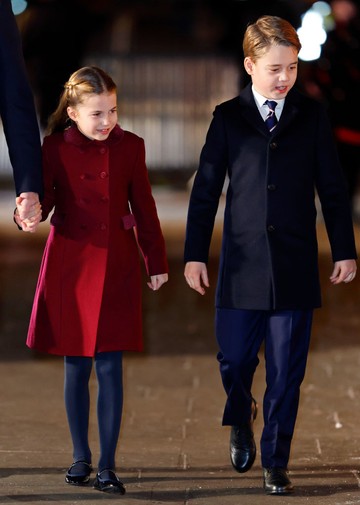 2022 karácsonyán az ünnepi misén viselte ezt a bordó kabátkát Sarolta hercegnő