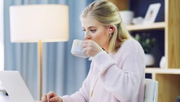 Kawa pomaga w spalaniu tłuszczu trzewnego? Jeden szczegół jest decydujący