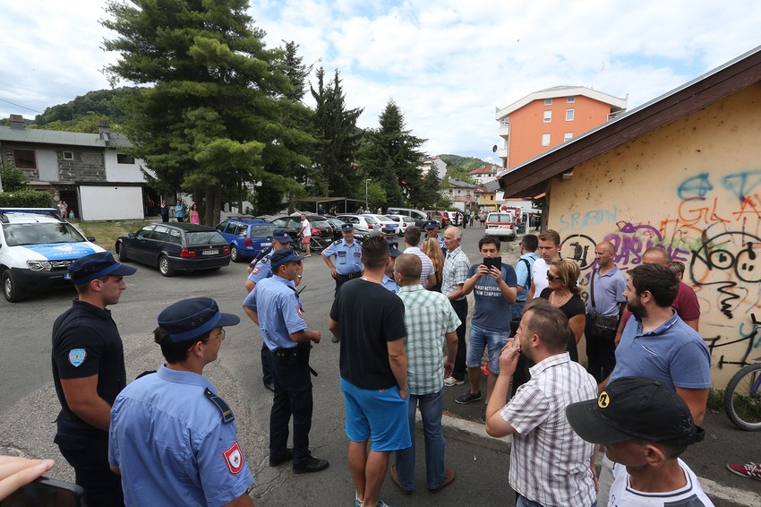 Naguravanje policije i građana