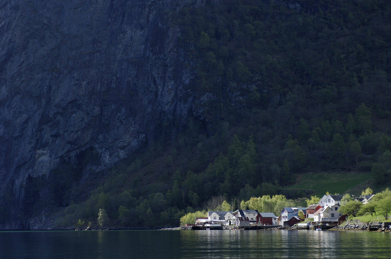 Wioska Undredal na brzegu fiordu, Norwegia