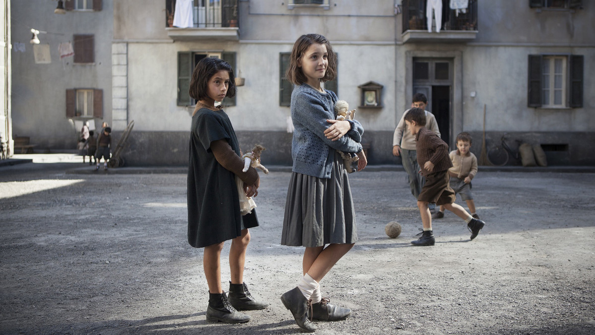 Nowy serial HBO "Genialna przyjaciółka" to adaptacja pierwszej z czterech powieści bestsellerowego cyklu Eleny Ferrante. Produkcja pokazywana była na tegorocznym Festiwalu Filmowym w Wenecji. Premiera serialu odbędzie się 19 listopada w HBO oraz HBO GO.
