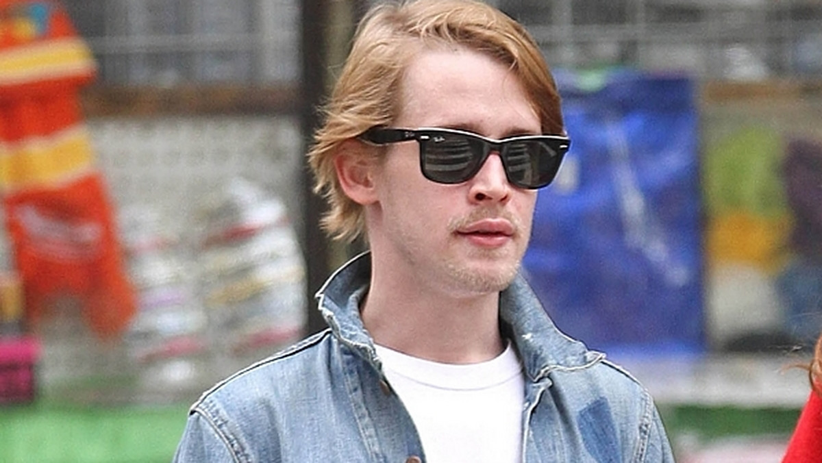 Macaulay Culkin, pamiętany jako uroczy dzieciak z komedii "Kevin sam w domu" i "Kevin sam w Nowym Jorku", zaprzecza, że zmaga się z uzależnieniem od narkotyków. Takie informacje podał niedawno "National Enquirer". Magazyn twierdzi, że aktor od kilkunastu miesięcy zmaga się z uzależnieniem od heroiny. Jak twierdzi informator magazynu: "Mac po prostu umiera".