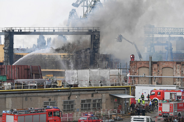 Wybuchł pożar na terenach stoczniowych w centrum Gdańska. Gaszenie ognia nadal trwa