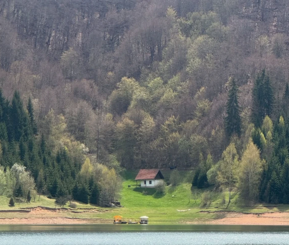 Jelisaveta Orašanin sa decom na odmoru
