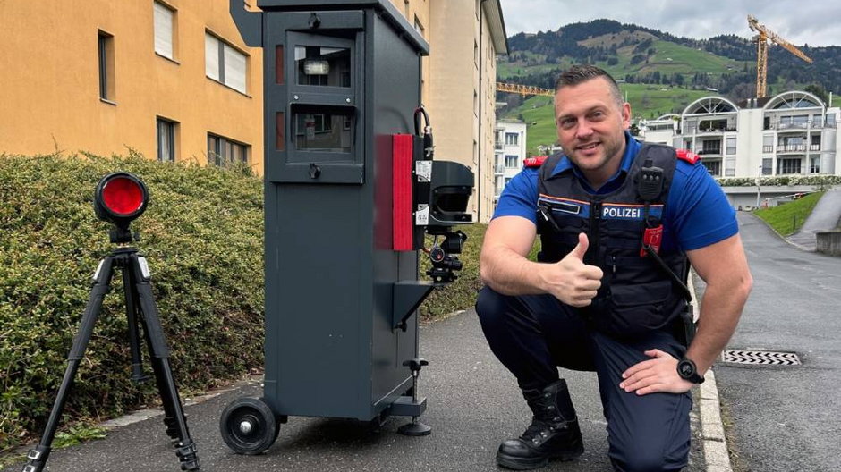 Szwajcarska policja podsumowała pomiar kierowców jeżdżących w okolicy szkoły w Rickenbach Źródło: Facebook/Kantonspolizei Schwyz