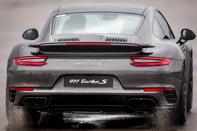 Porsche Carrera S i Turbo S na torze Istanbul Park