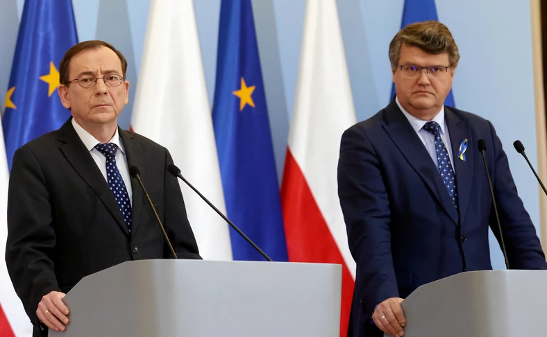 Od lewej: minister spraw wewnętrznych i administracji Mariusz Kamiński, wiceminister spraw wewnętrznych i administracji Maciej Wasik podczas konferencji prasowej (07.03.2022)