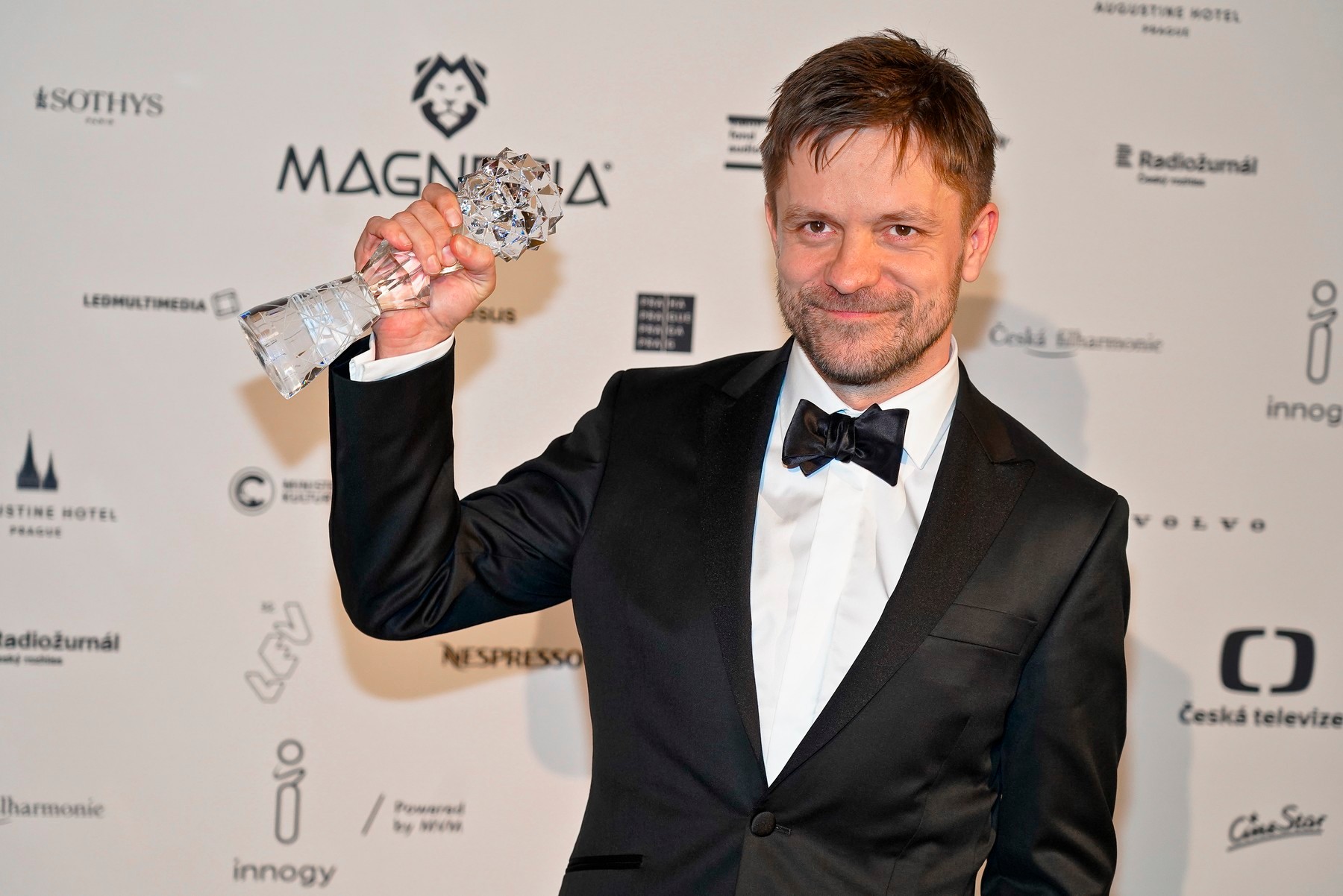 Cenu za najlepšiu réžiu prevzal Jiří Mádl za film Vlny.