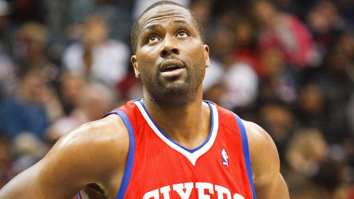 Elton Brand został wybrany z pierwszym numerem draftu w 1999 roku, ale nigdy nie spełnił pokładanych w nim nadziei. Zakończył już nawet swoją karierę, lecz wrócił na boisko i właśnie podpisał roczny kontrakt.