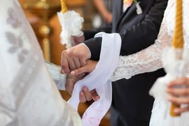 Ako ste se venčali prošle godine, na Mladence OBAVEZNO POZOVITE BAKE U KUĆU: Zaboravljeni srpski običaj ima prelepu simboliku za MLADE BRAČNE PAROVE