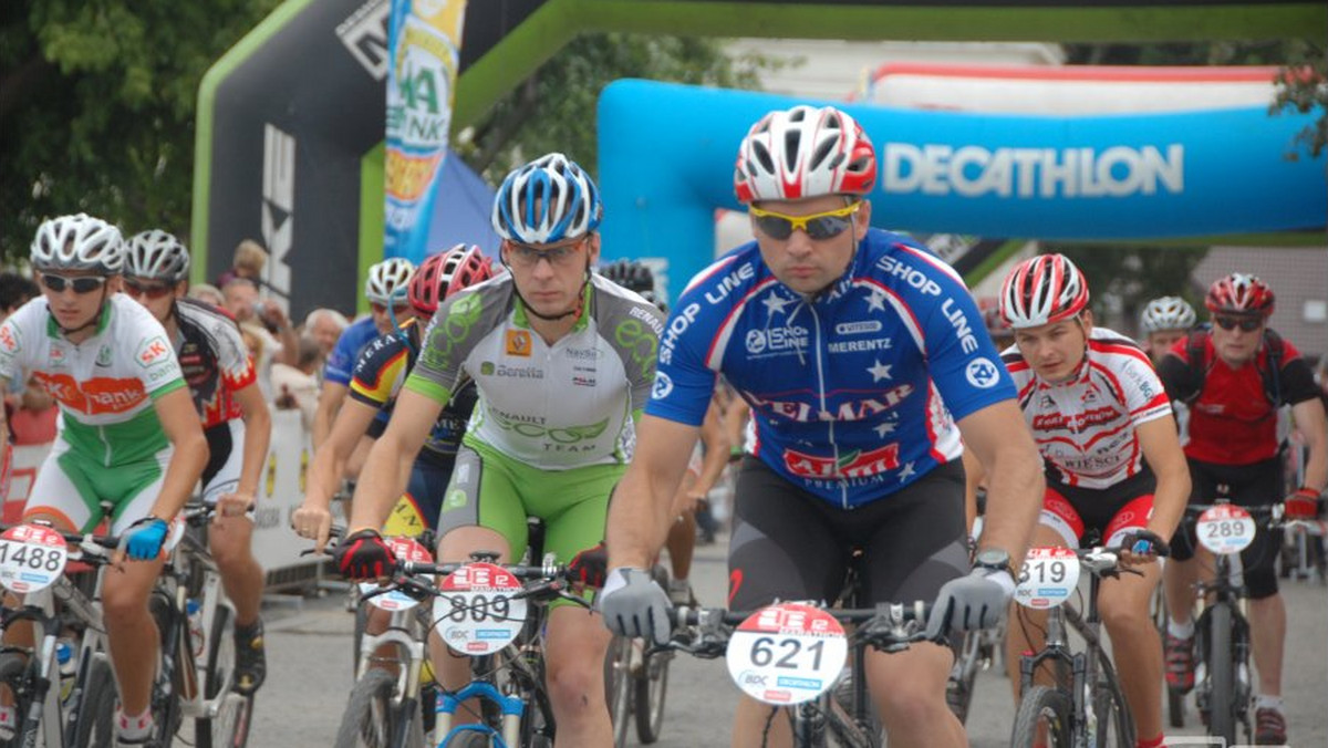 To była bardzo miła niespodzianka dla miłośników jazdy na dwóch kółkach. Daniel Olbrychski i Ryszard Szurkowski wystartowali w Poland Bike Marathon w Węgrowie. Wybitny aktor i legendarny kolarz stanęli na starcie siódmego etapu tegorocznego cyklu wyścigów na rowerach górskich, organizowanego przez Grzegorza Wajsa. Węgrów na mapie Poland Bike Marathon znalazł się trzeci raz. To była jednak nowość. Pół tysiąca kolarskich amatorów ścigało się na całkowicie zmienionej trasie ze startem i metą w samym sercu Węgrowa, na pięknym Rynku Mariackim.