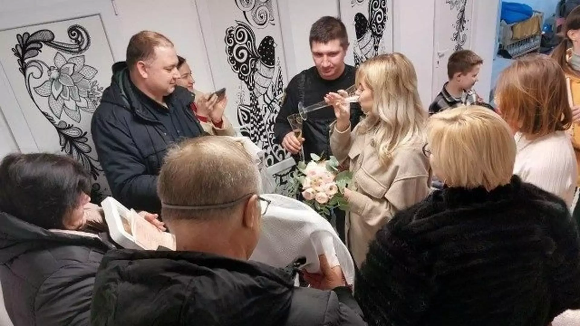 Dziennikarka i policjant wzięli ślub. Przysięgę złożyli w schronie