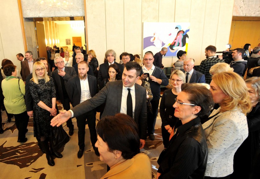 Ministar sa 100 najboljih radika kojima je podelio novčanu nagradu