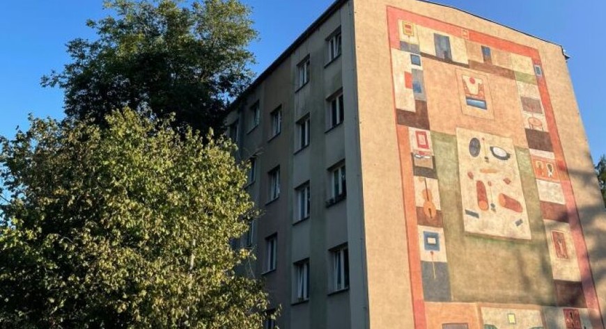 Mural poświęcony Jerzemu Nowosielskiemu, inspirowany obrazem „Sobotni Wypoczynek, powstał przy ul. Lotniczej 22.